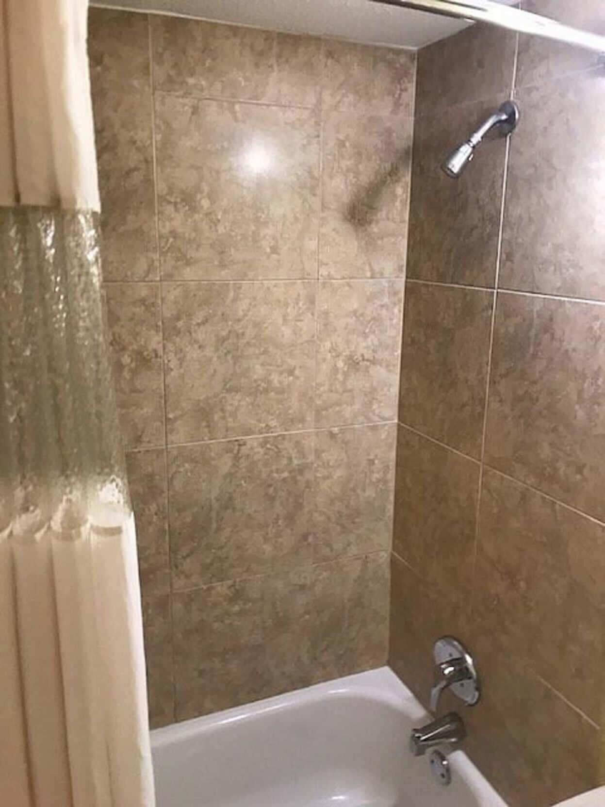 Bathroom | Combined shower/tub, hair dryer, towels
