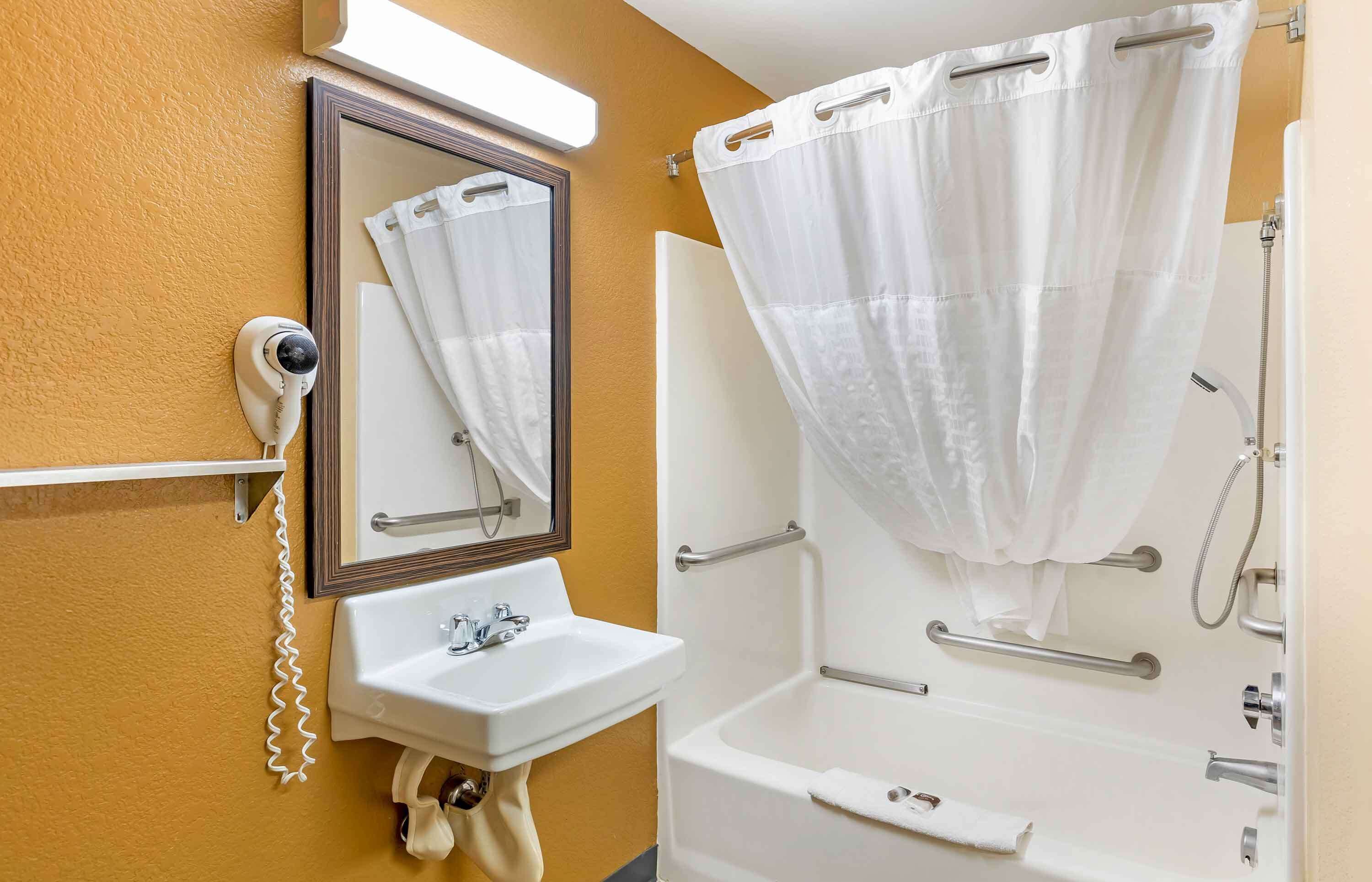 combined shower/bathtub, free toiletries, hair dryer, towels