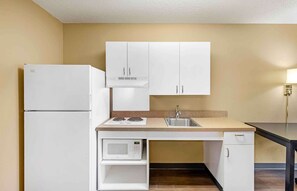 Refrigerador con freezer, microondas, placa de cocina, cafetera/tetera