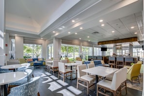 Bar (on property) - Hilton Garden Inn Louisville Airport (Louisville)