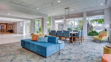 Coin salon dans le hall