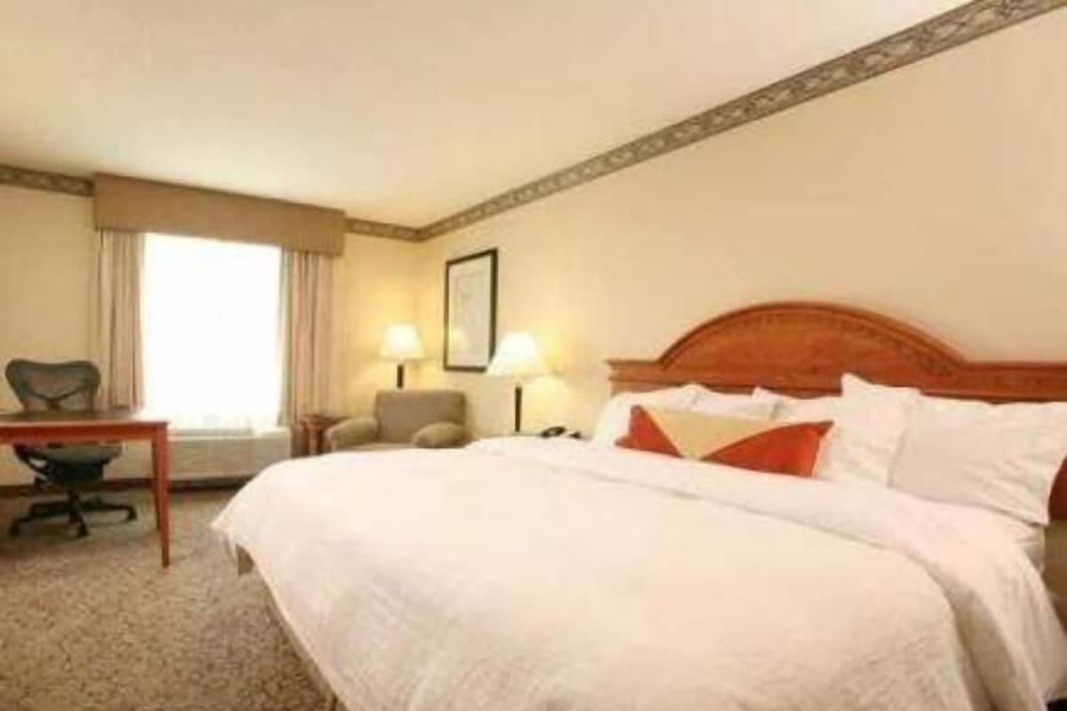 Escritorio, espacio para trabajar con laptop y cortinas blackout