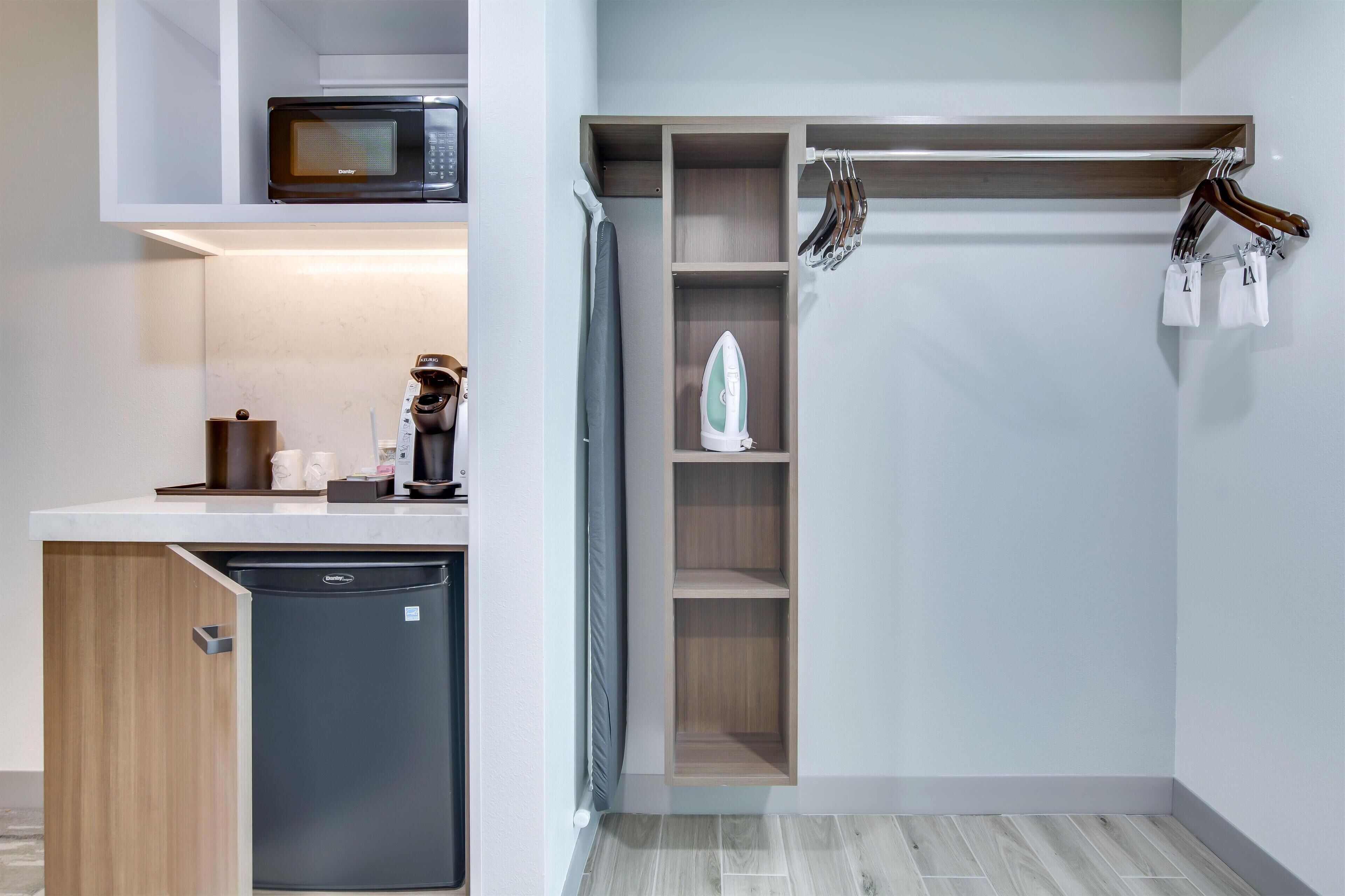 Skrivebord, skrivebord for bærbar PC og blendingsgardiner