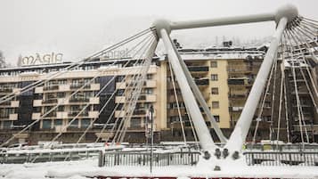 Un edificio de varios pisos con balcones y un letrero que dice 'MAGIC'.