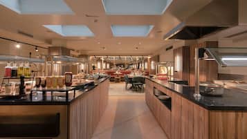 Colazione a buffet, servita tutte le mattine (12.50 EUR a persona)