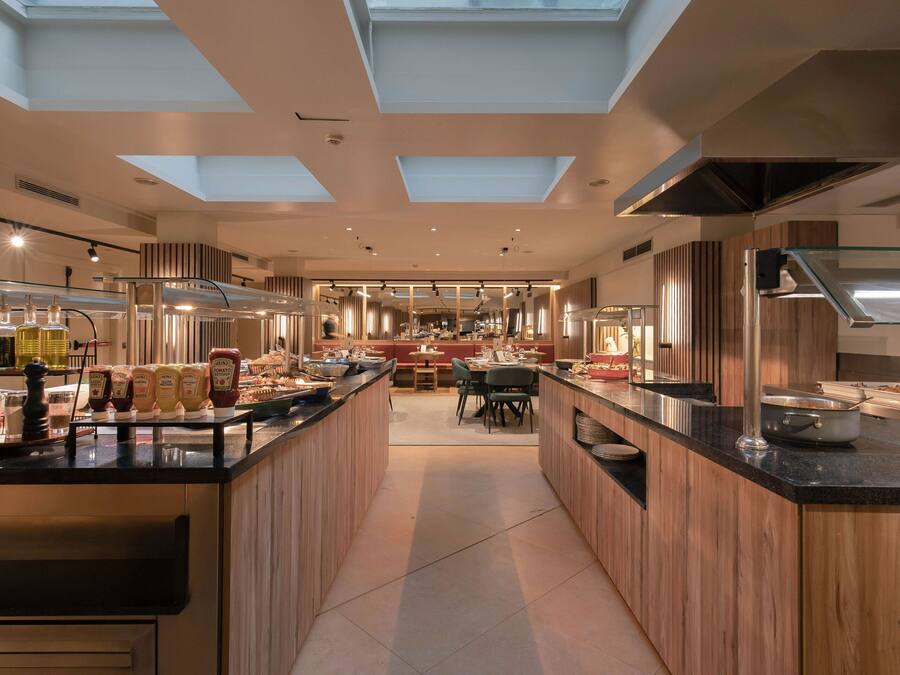 Petit déjeuner buffet (14 EUR par personne)