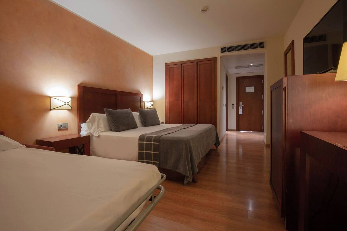 高級寝具、ミニバー、セーフティボックス (室内)、デスク