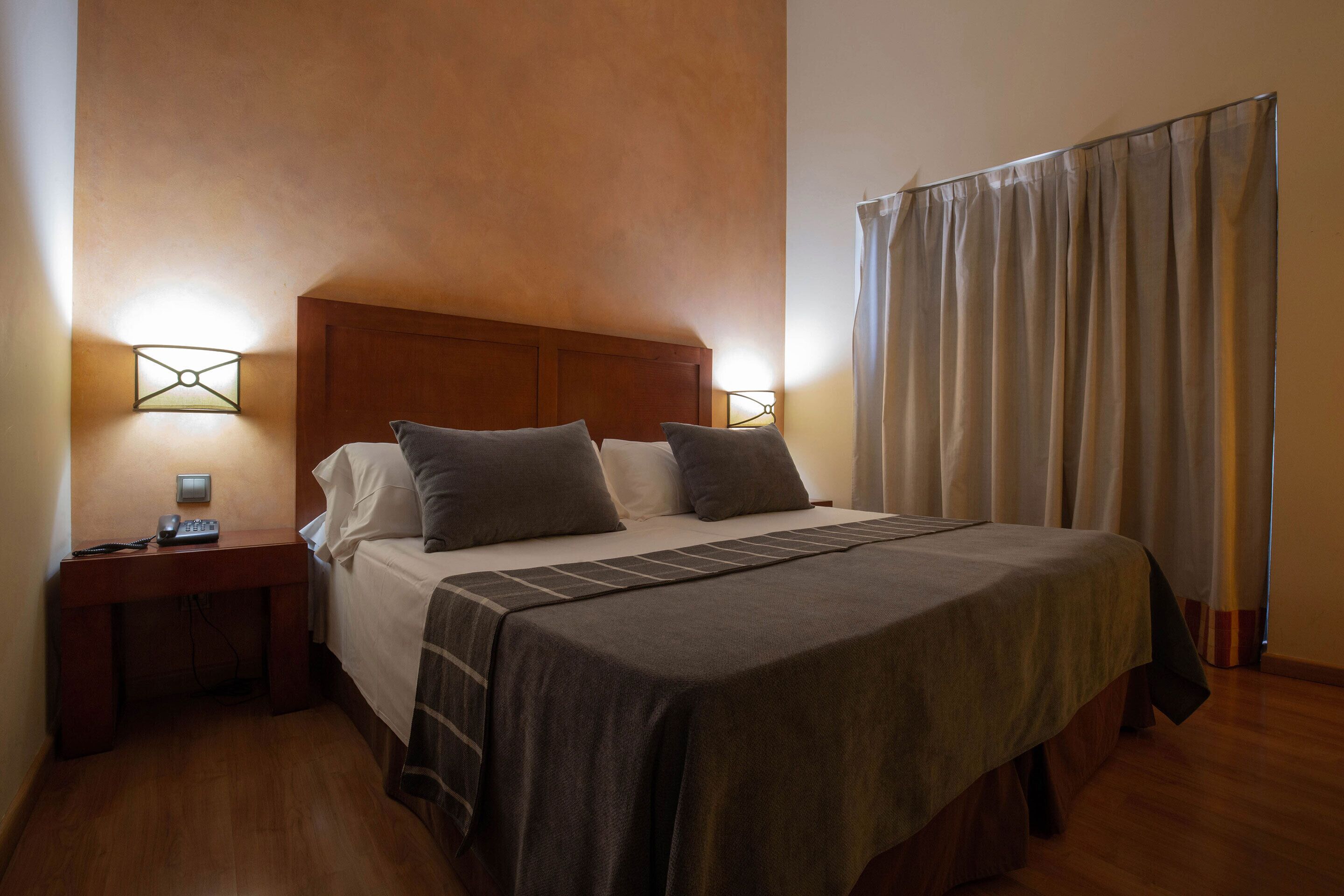 Hochwertige Bettwaren, Minibar, Zimmersafe, Schreibtisch