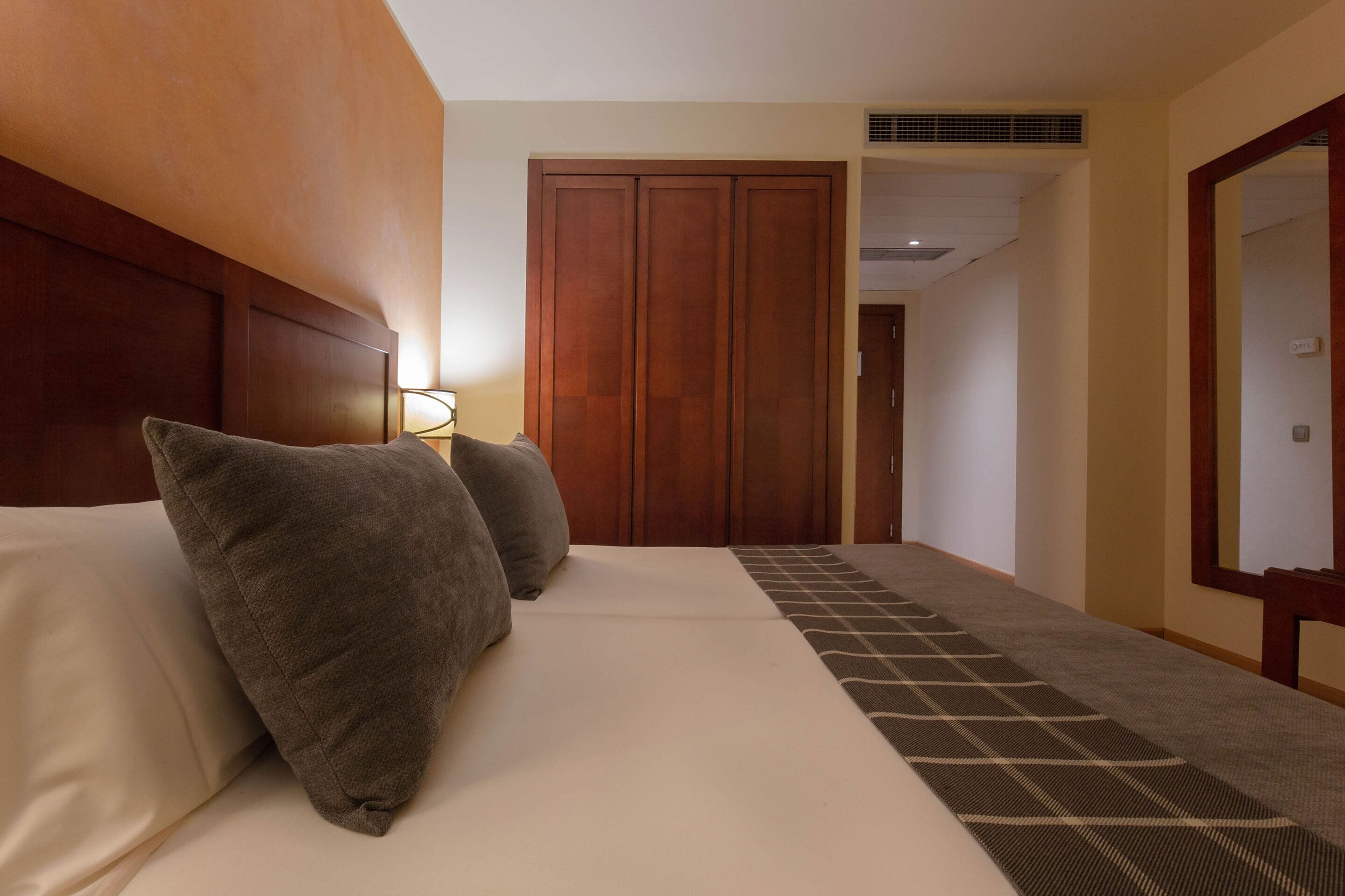 Luxe beddengoed, een minibar, een kluis op de kamer, een bureau