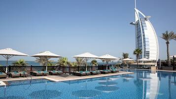 2 من حمّامات السباحة المغطاة، 15 من حمّامات السباحة الخارجية