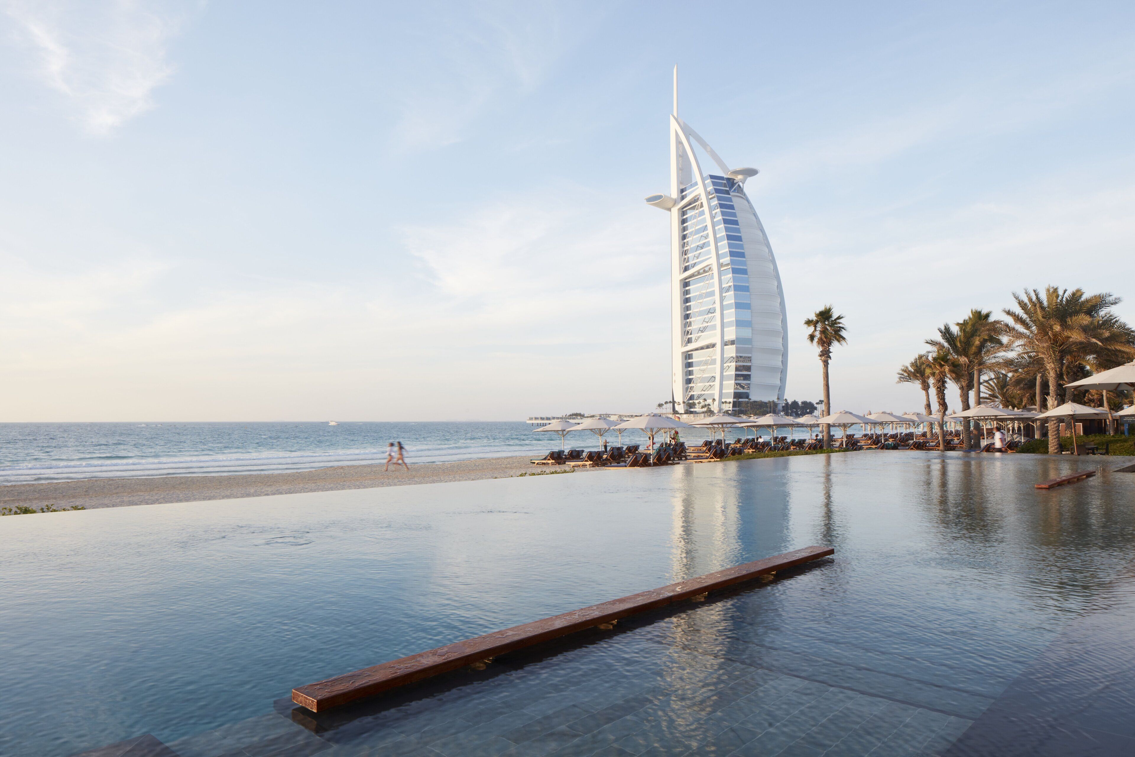 2 kolam renang indoor dan 15 kolam renang outdoor, dengan kursi berjemur