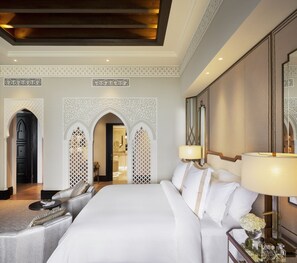 Suite Royal, 2 kamar tidur | Seprai antialergi, minibar, brankas, dan meja kerja