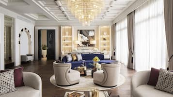 Royal suite, 2 slaapkamers | Hypoallergeen beddengoed, een minibar, een kluis op de kamer, een bureau