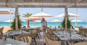 6 restaurantes; se sirven desayunos, almuerzos y cenas
