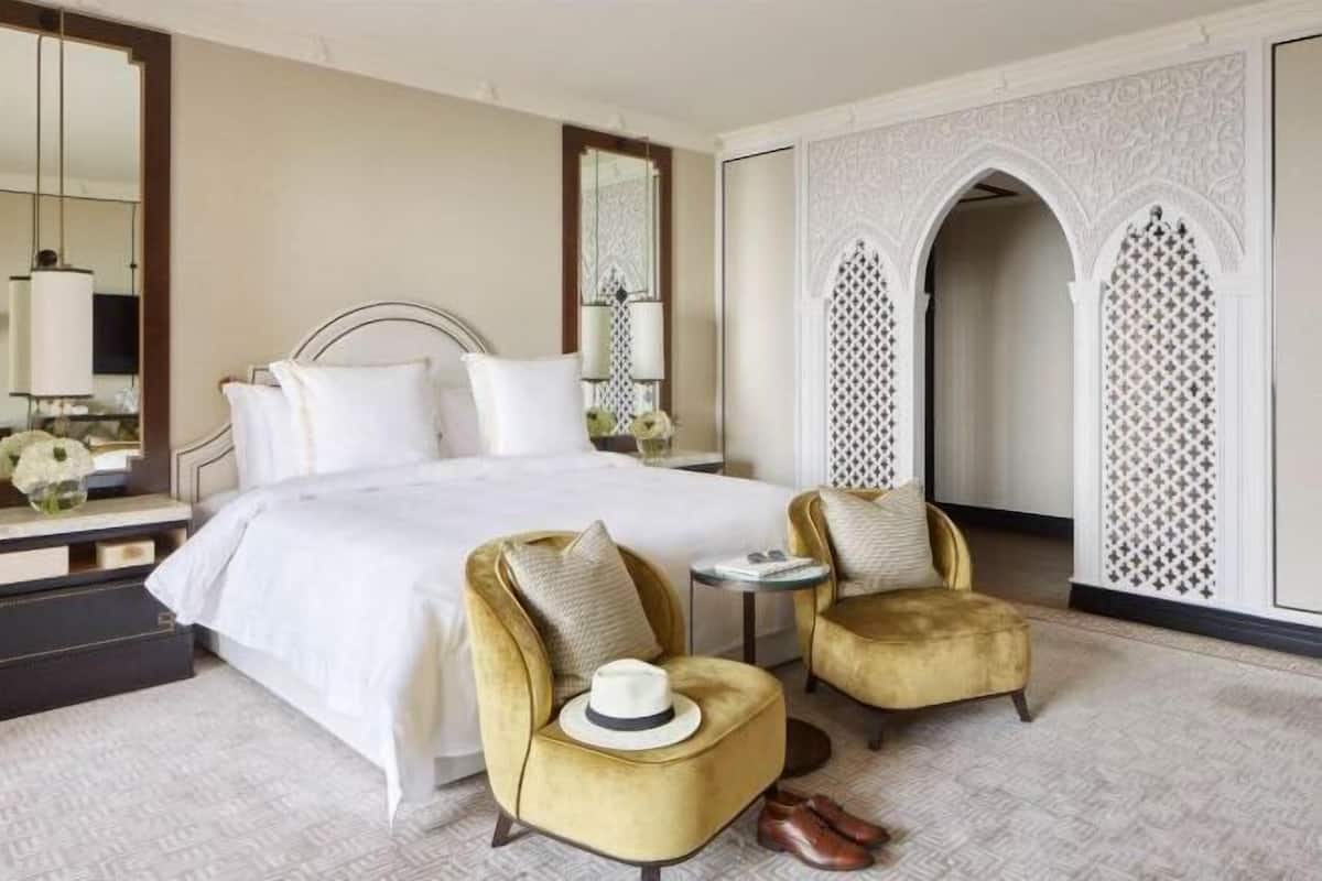 Hypo-allergenic bedding, minibar, in-room safe, desk