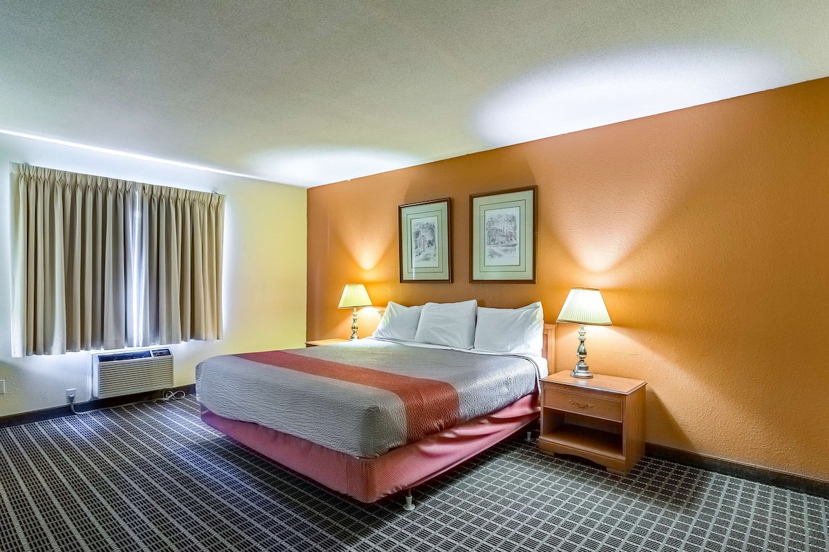 Desk, blackout curtains, free WiFi, bed sheets