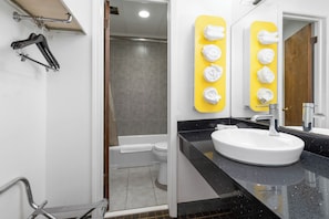 Combined shower/bathtub, free toiletries, towels