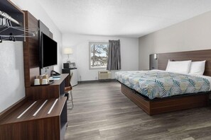 Desk, blackout curtains, free WiFi, bed sheets - Motel 6 Grand Rapids, MI - Northeast (Grand Rapids)