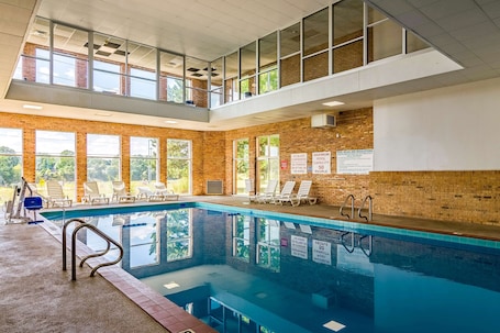 Indoor pool. Motel 6 Grand Rapids, MI - Northeast