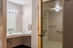 Combined shower/tub, free toiletries, towels - Motel 6 Grand Rapids, MI - Northeast (Grand Rapids)