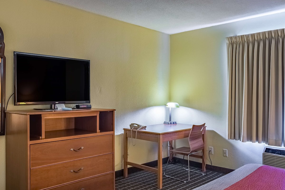 Desk, blackout curtains, free WiFi, bed sheets