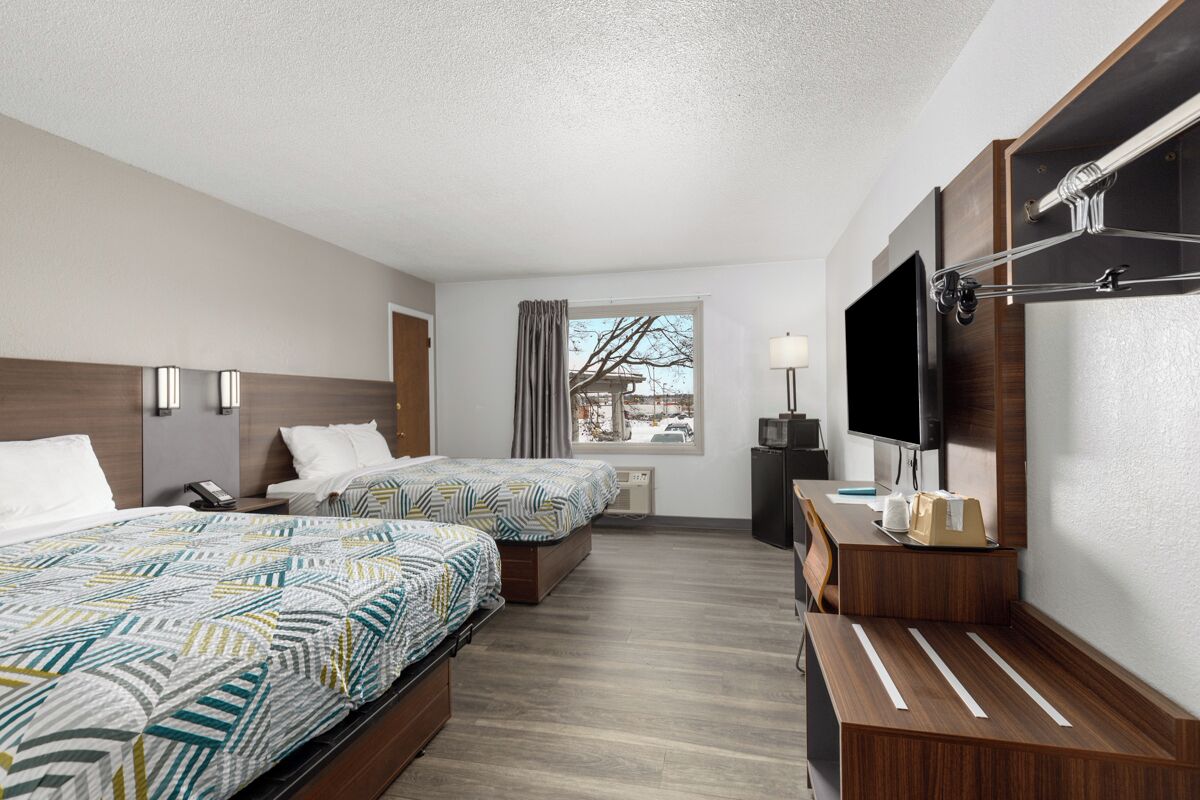 办公桌、遮光窗帘、免费 WiFi、床单