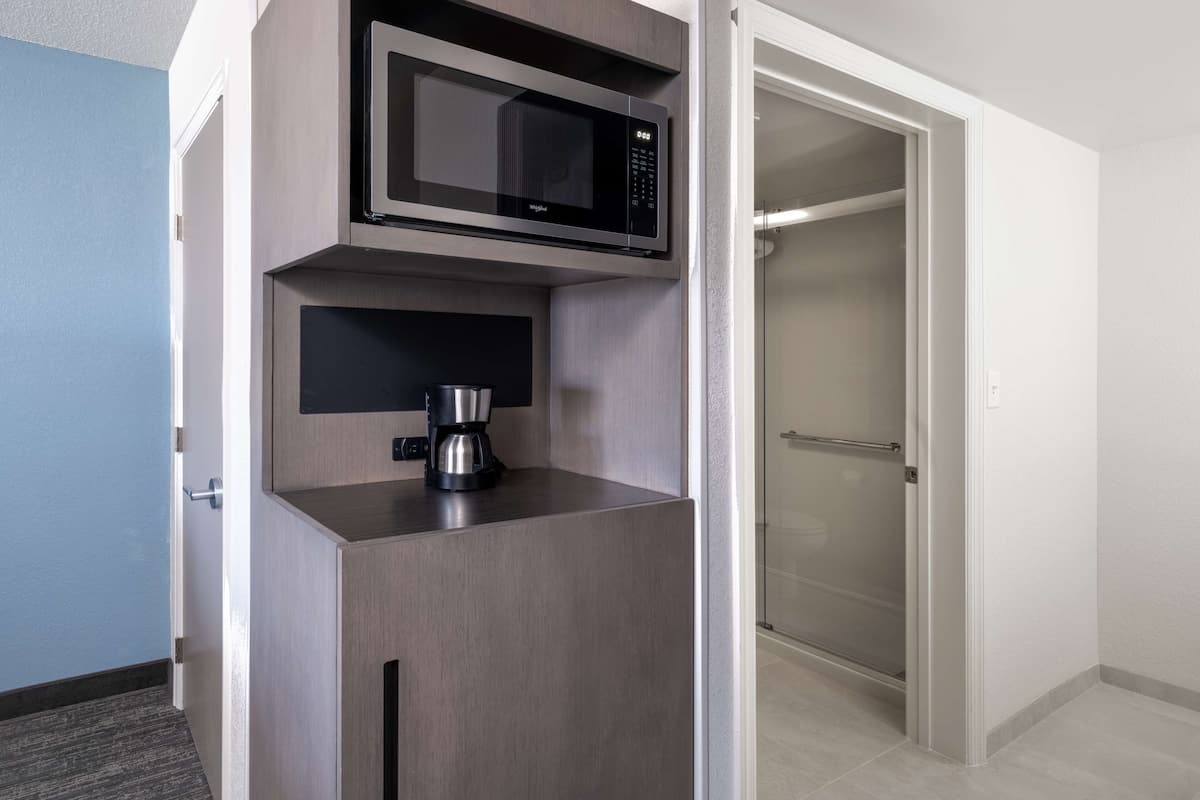 guest room, room, 1 king bed | in-room safe, individually furnished, desk, laptop workspace