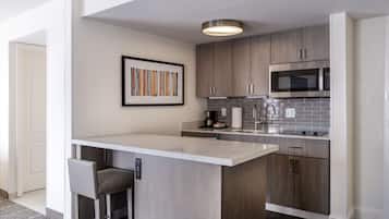 Estudio, 1 cama King size y sofá cama, con acceso para personas discapacitadas, tina (Kitchen) | Caja de seguridad en la habitación, muebles diferentes y escritorio