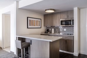 Studio, 1 kingsize bed met slaapbank, toegankelijk voor mindervaliden, bad (Kitchen) | Een kluis op de kamer, individueel gemeubileerd, een bureau