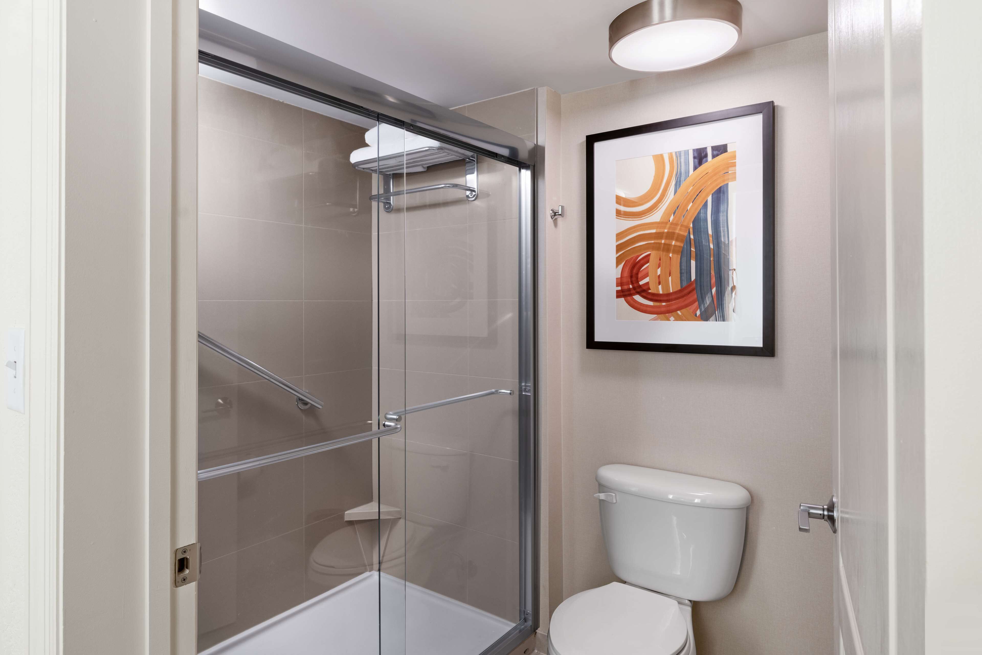 combined shower/bathtub, rainfall showerhead, free toiletries