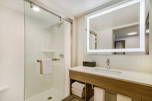 Escritorio, cortinas opacas, tabla de planchar con plancha