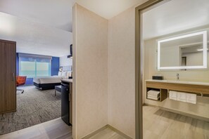 1 間臥室、書桌、遮光布/窗簾、熨斗/熨衣板