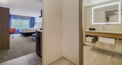 Holiday Inn Express Hotel & Suites Buffalo-Airport by IHG