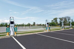 A parking lot with electric vehicle charging stations. - Holiday Inn Express Hotel & Suites Buffalo-Airport by IHG (Buffalo)