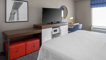 Luxe beddengoed, donzen dekbedden, pillowtop-bedden, een bureau