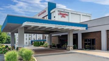 Welcome to Hampton Inn, featuring a modern design and beautifully landscaped surroundings.