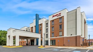 A Hampton Inn by Hilton with a modern design, a covered entrance, and accessible parking. - Hampton Inn Carrollton (Carrollton)