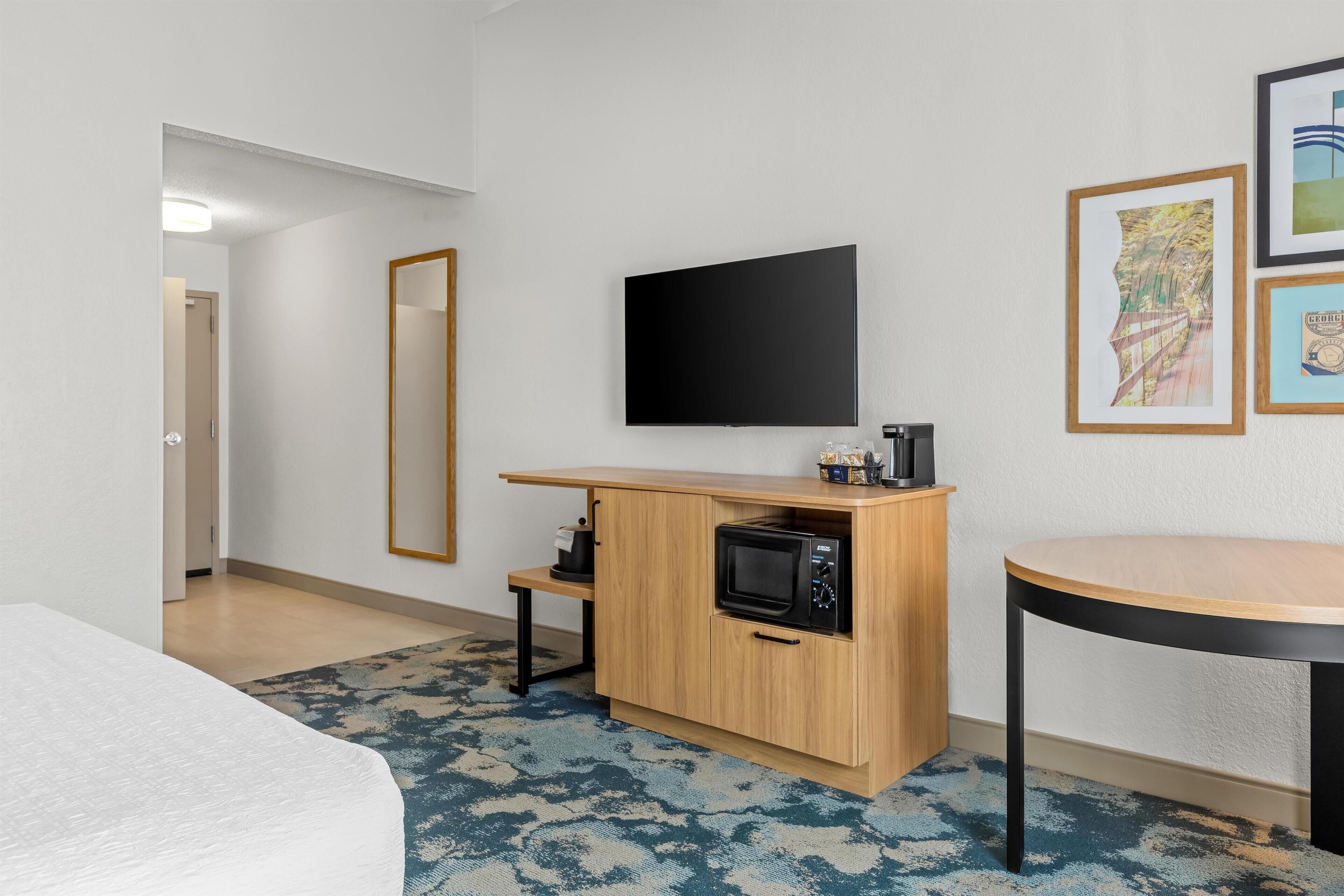 Caja de seguridad en la habitación y tabla de planchar con plancha 