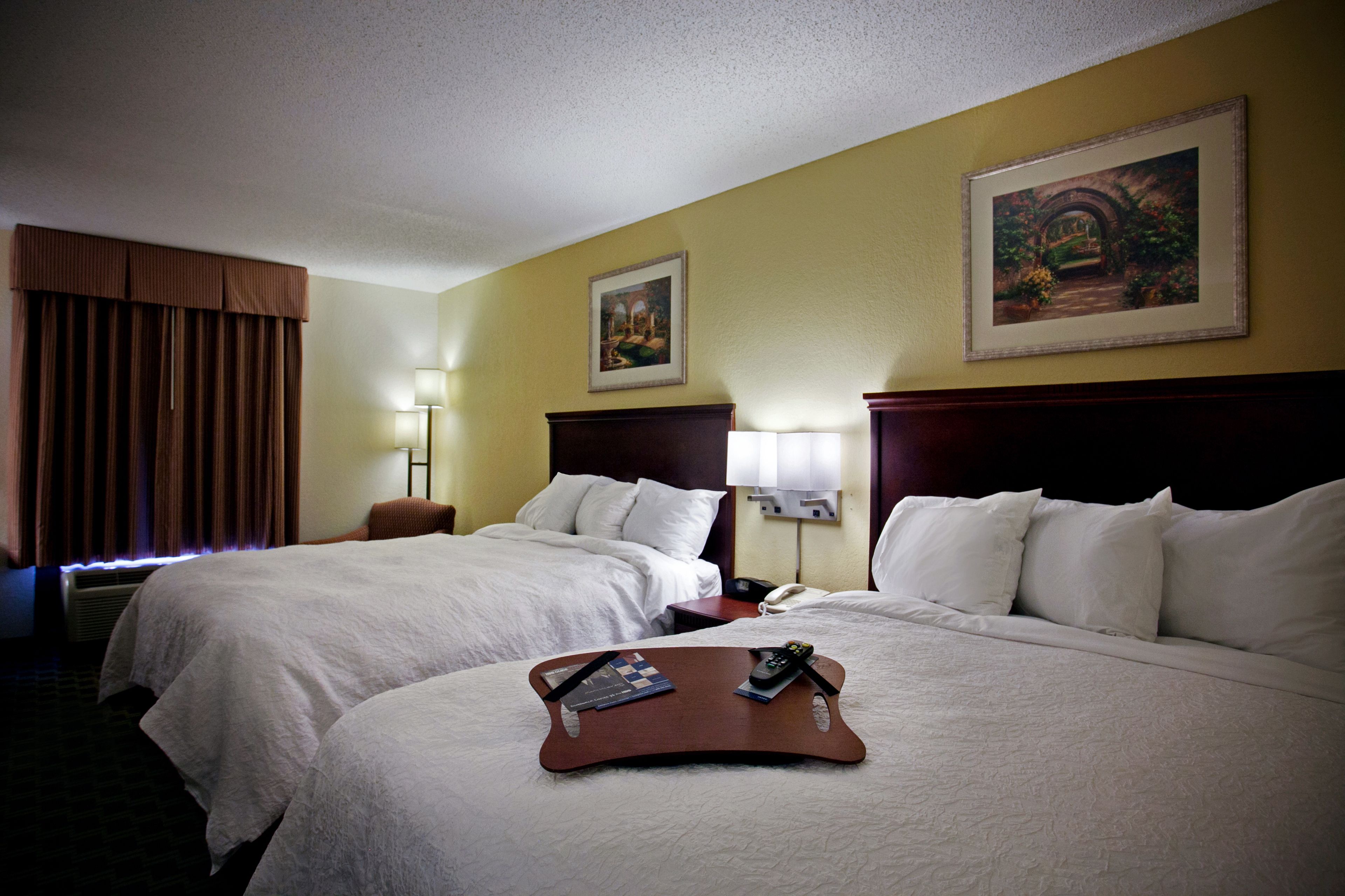 Caja de seguridad en la habitación y tabla de planchar con plancha 