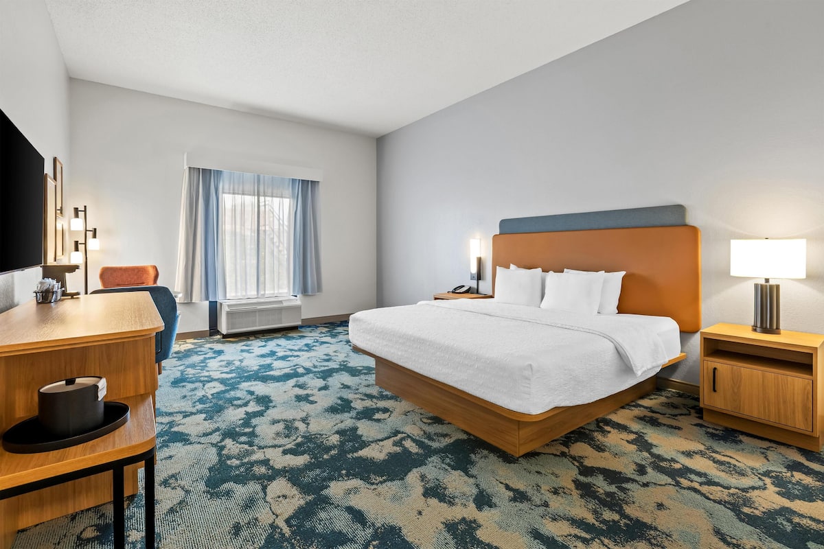 Coffre-fort, fer et planche Ă repasser, lit dâappoint (supplĂ©ment)