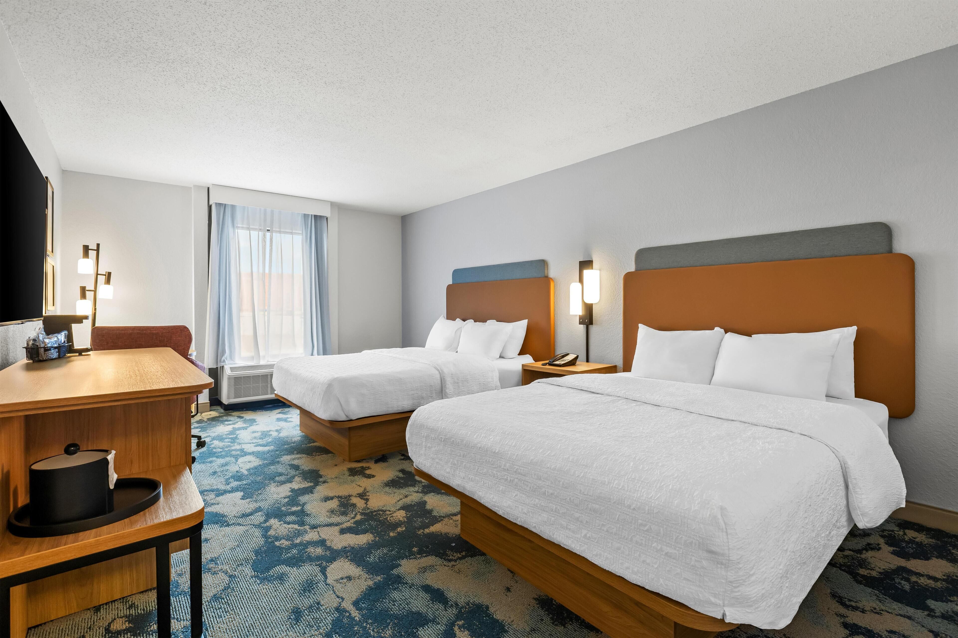 Caja de seguridad en la habitación y tabla de planchar con plancha 