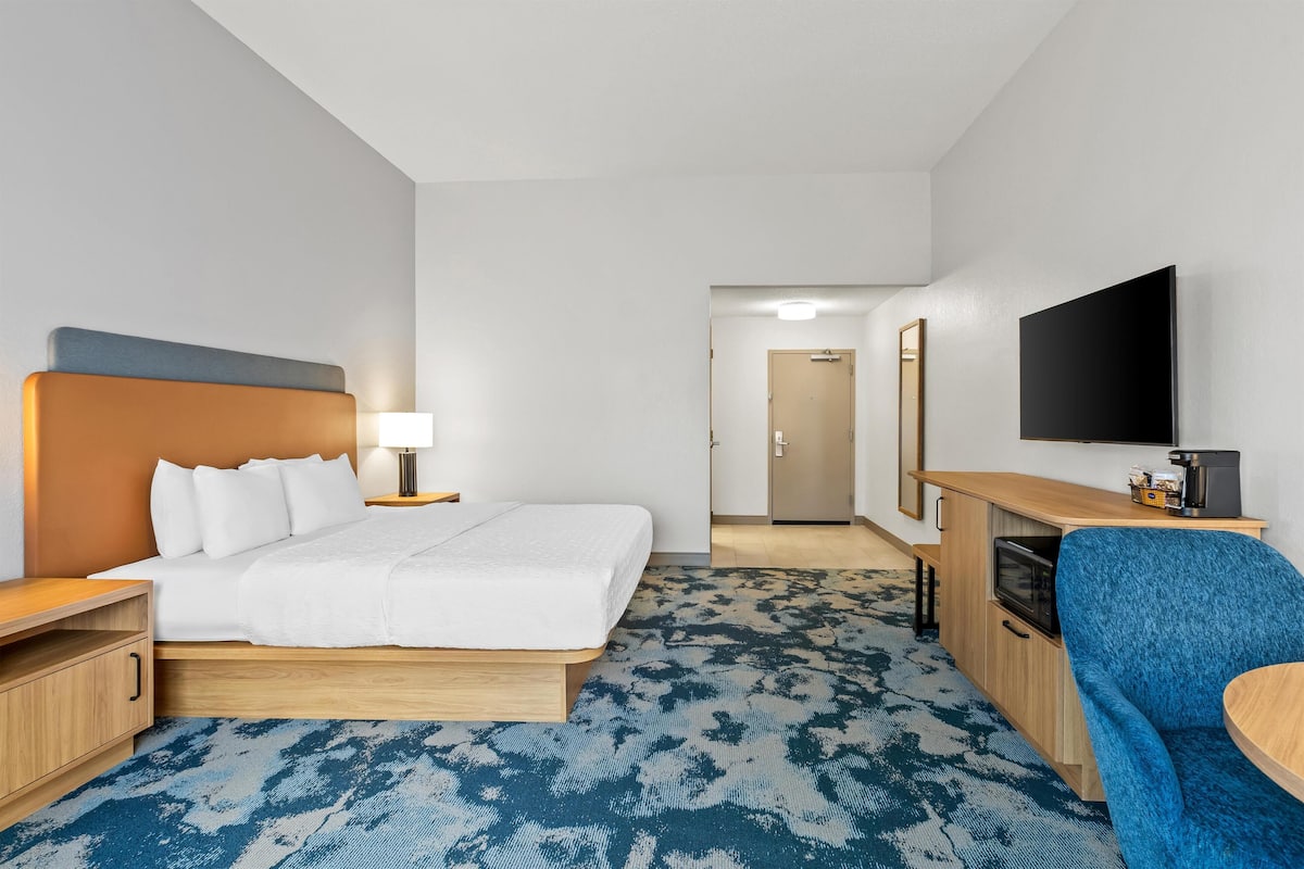 Coffre-fort, fer et planche Ă repasser, lit dâappoint (supplĂ©ment)