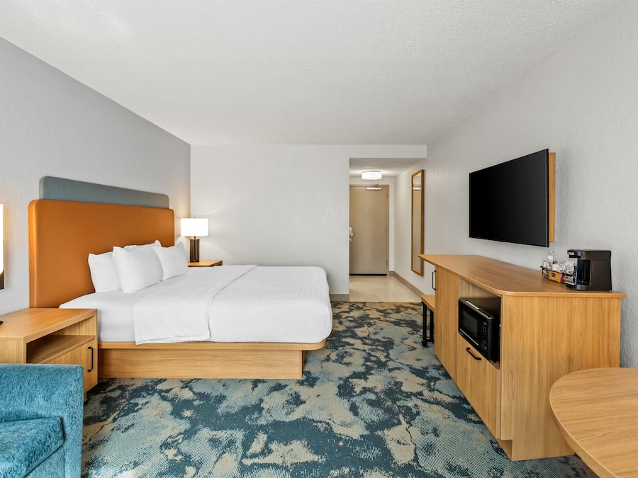One king bed study non smoking | In-room safe, iron/ironing board, free rollaway beds, free WiFi