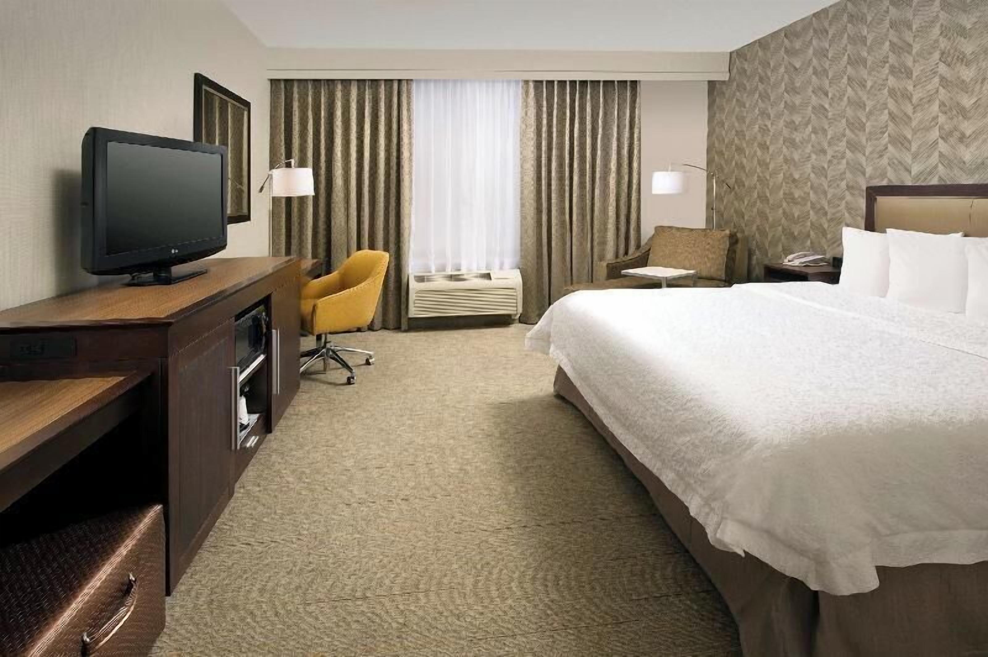 مكتب وستائر تعتيم ومكواة/لوح كي وواي فاي مجانًا