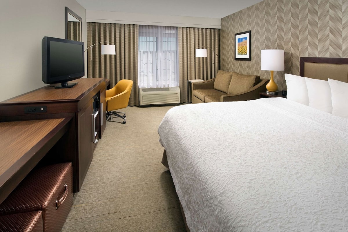 Desk, blackout drapes, iron/ironing board, free WiFi