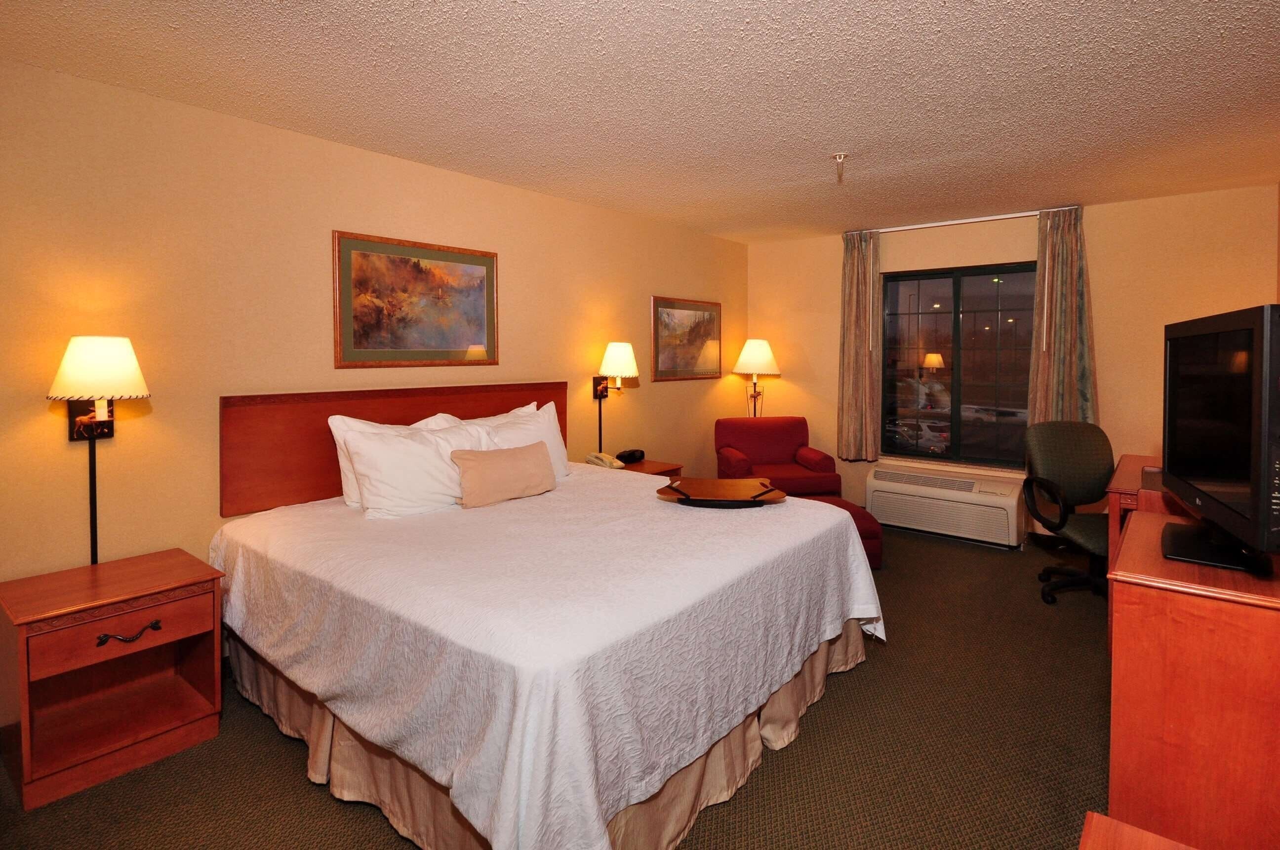 مكتب وستائر تعتيم ومكواة/لوح كي وواي فاي مجانًا