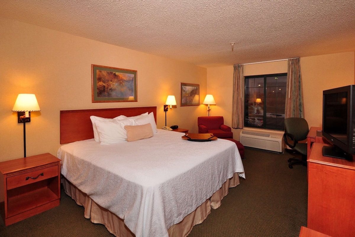 Desk, blackout drapes, iron/ironing board, free WiFi