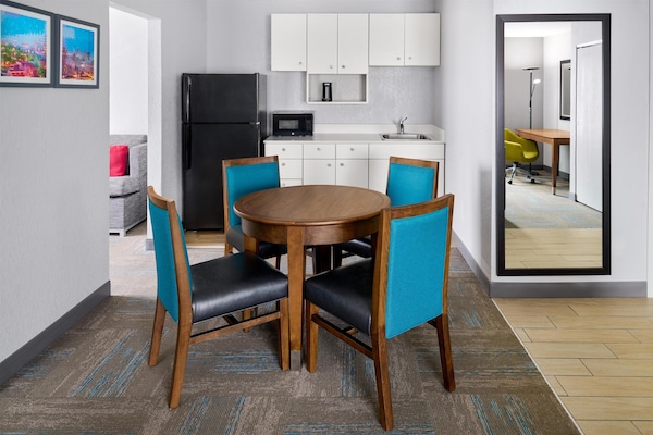 Suite, 1 cama de matrimonio grande, no fumadores | Cocina privada | Frigorífico pequeño, microondas y cafetera o tetera