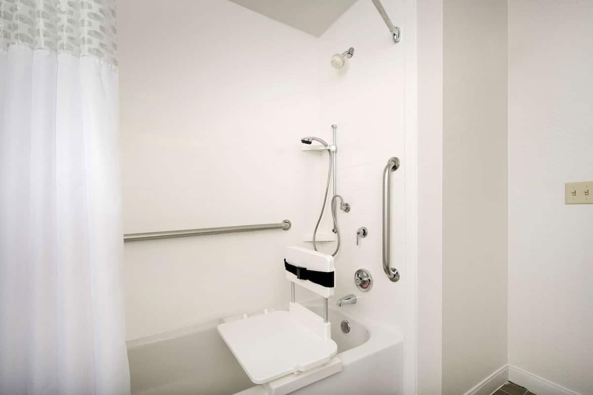 Bathroom | Combined shower/tub, hair dryer, towels, soap