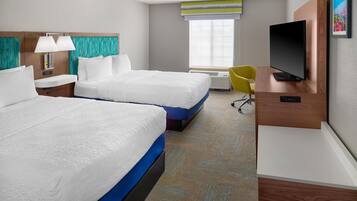 2 queensizesenge, ikke ryger | Pengeskab på værelset, skrivebord, strygejern/strygebræt